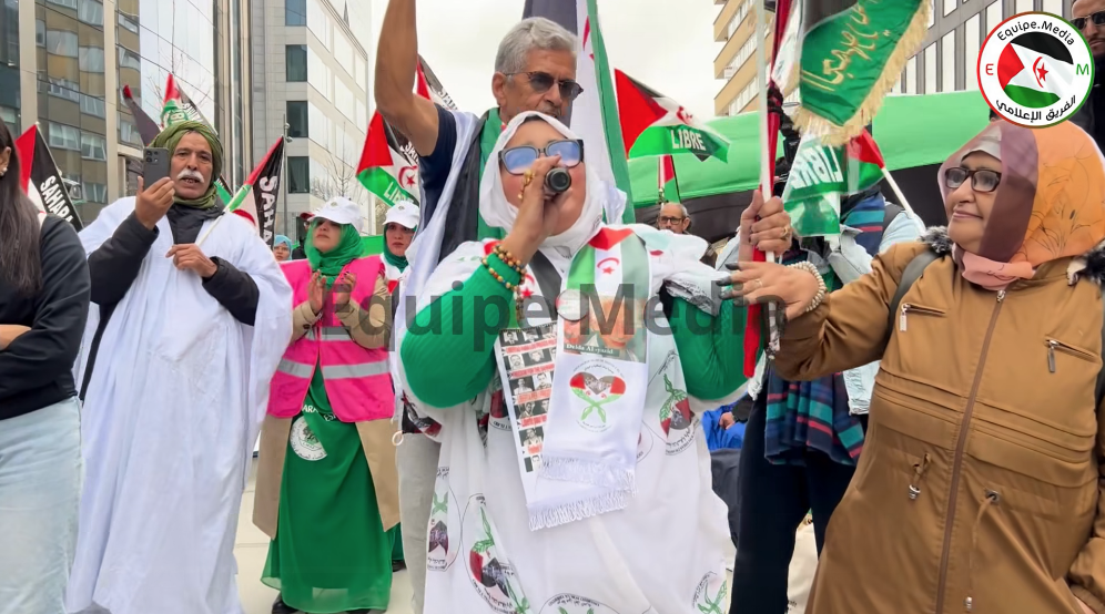 مشاركة شعرية للمناضلة الغظفة باها خلال المظاهرة التي نظمتها الجالية الصحراوية امام البرلمان الأوروبي تنديدا باتفاقية نهب الثروات الصحراوية
